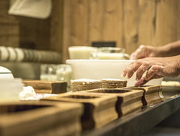 Käse-Produktion in der Käserei im Bauernhof Unterschwarzachhof in Saalbach Hinterglemm