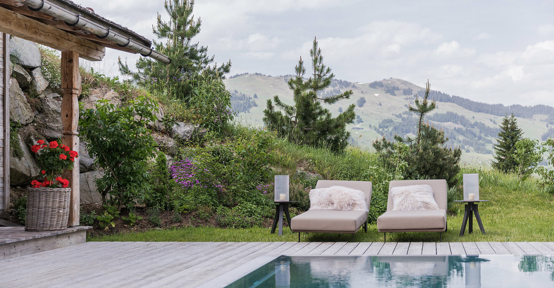 Zwei gemütliche Liegen neben dem Pool in der Schmiedalm