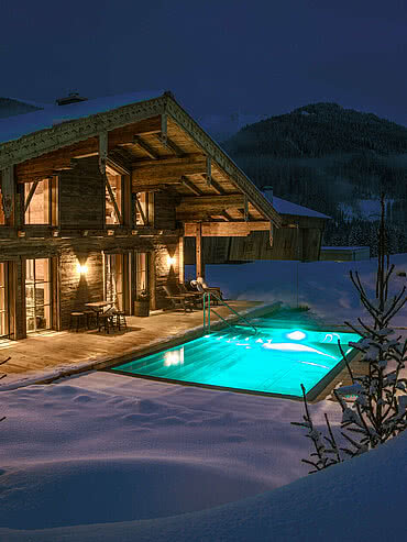 Privater Pool & Sauna Winterliche Außenansicht der luxuriösen Schmiedalm - dem Chalet in Saalbach Hinterglemm