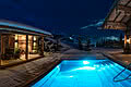 Luxus Chalet Schmiedalm Saalbach Hinterglemm Außenansicht mit Pool und Blick in die Sauna