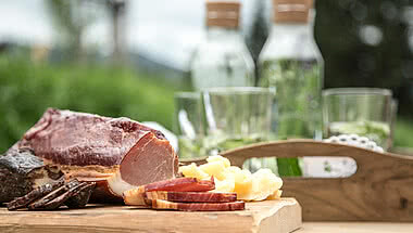 Gedeckter Tisch mit Spezialitäten vom Bauernhof beim Almfrühstück auf der Schmiedalm