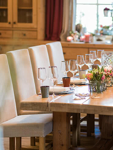 bis zu 10 Personen Der gedeckte Esstisch mit edlem Geschirr in der Schmiedalm - dem Chalet in Saalbach Hinterglemm