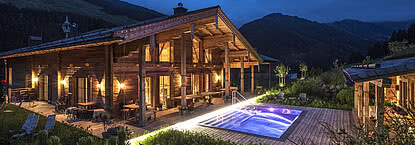 Luxus Chalet Schmiedalm Saalbach Hinterglemm Außenansicht mit Pool im Sommer 