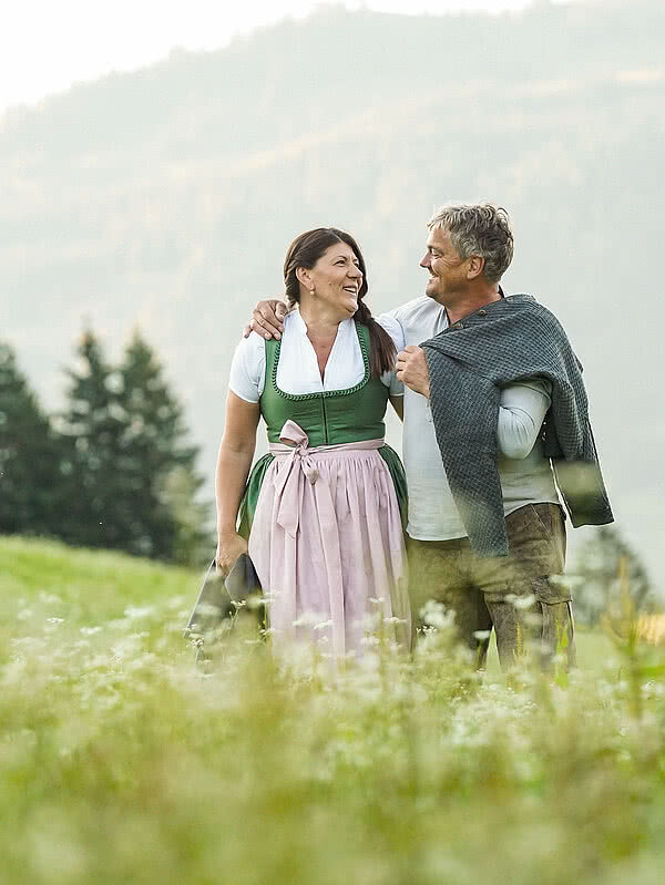 Jacky und Toni Hasenauer auf einer Wiese im Hotel Unterschwarzachhof